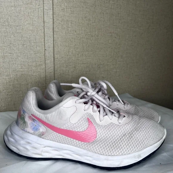 Nike Women's Light Pink Athletic Shoes - Picture 9 of 10